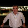 During 10minutes every night there is a special ilumination for the guests.  At the center, to the right of my head, the control building, around 7 floors...